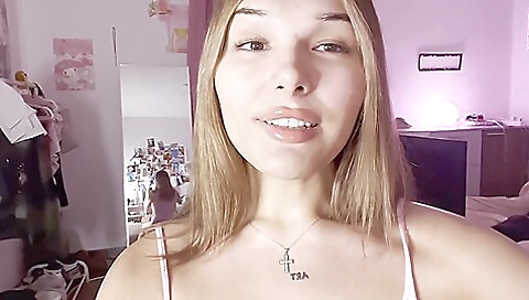 Amateur brunette gets a huge anal fuck in hardcore