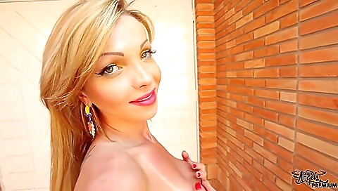 Busty blonde gets her pussy and mouth fucked in the car